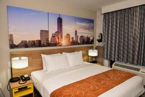 Postel nebo postele na pokoji v ubytování Days Inn by Wyndham Bronx NYC
