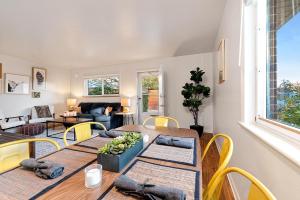Una sala de estar con mesas y sillas y un sofá. en Centrally Located Townhome Near PVH - Dog Friendly, en Fort Collins