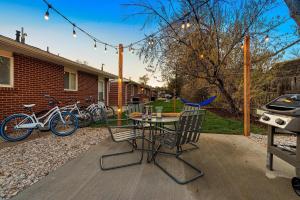 un patio con mesa, sillas y bicicletas en Centrally Located Townhome Near PVH - Dog Friendly, en Fort Collins