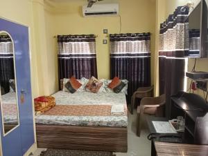 een slaapkamer met een bed in een kamer met ramen bij HOTEL ROYALE in Calcutta