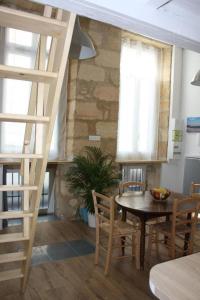 un comedor con mesa y sillas y una escalera en Le Clos Beaufleury, en Burdeos
