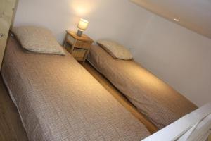 ボルドーにあるLe Clos Beaufleuryのベッド2台が隣同士に設置された部屋です。