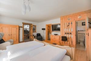 Sala de estar con 2 camas y TV en Appartement Graf en Lech am Arlberg