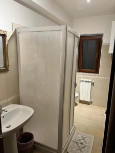 een badkamer met een douche, een wastafel en een toilet bij Deluxe 3 Bed Apartment, Near Picinisco, WiFi, Sleeps 6 in Villa Latina