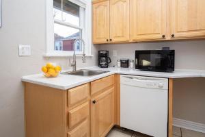 A kitchen or kitchenette at Carriage House Walk to UNC + Free Bikes