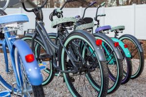 een rij fietsen geparkeerd naast elkaar bij Carriage House Walk to UNC + Free Bikes in Greeley