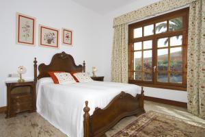 a bedroom with a bed and a window at Villa Remedios in Teguise