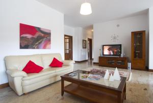 sala de estar con sofá y mesa de centro en Villa Remedios, en Teguise