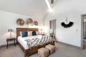 een slaapkamer met een groot bed met blauwe kussens bij Old Town North Jewel! Near Breweries and River! in Fort Collins