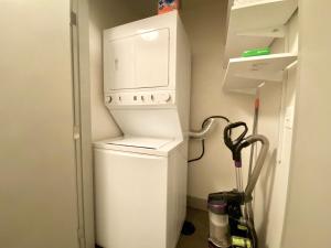 een witte wasmachine en droger in een kleine kamer bij Old Town North Jewel! Near Breweries and River! in Fort Collins