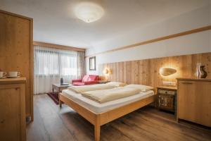 a bedroom with a large bed in a room at Appartamenti Residence Ada in San Cassiano