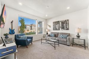 Ruang duduk di Centrally Located, Comfortable Home in Music City