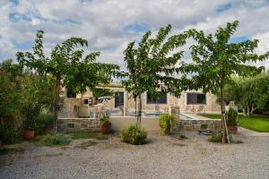Taman di luar Olitrus Villa Kamilari