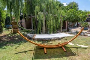 una hamaca en un patio con un árbol en SOL Suite In The Village, en Shomera