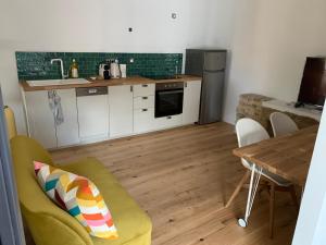 Kuchyň nebo kuchyňský kout v ubytování STUDIO Sud LUBERON