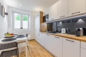 Virtuvė arba virtuvėlė apgyvendinimo įstaigoje Apartament Księżycowy Sopot