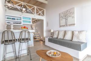 salon z kanapą i stołem w obiekcie Pallas Seaside 1 w Atenach +37 zdjęć