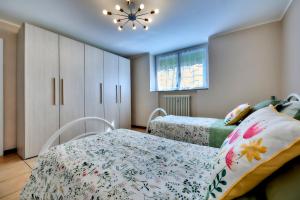 ein Schlafzimmer mit 2 Betten und einer Uhr an der Decke in der Unterkunft DIMORA SAN LORENZO in Maggio