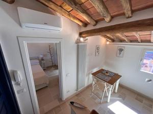 a small room with a table and a bedroom at Suite Ventidue - Fronte Mare in Lerici