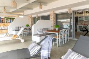 A seating area at Pallas Seaside 2