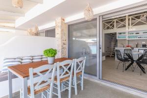 A kitchen or kitchenette at Pallas Seaside 2