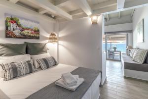 A bed or beds in a room at Pallas Seaside 2