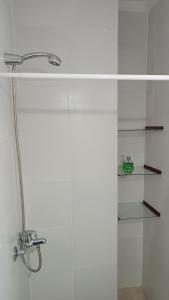 Un baño con ducha con puerta de cristal. en Caá Guazú, en Curuzú Cuatiá