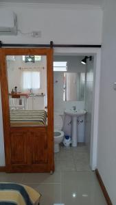 un baño con inodoro y lavabo en Caá Guazú, en Curuzú Cuatiá