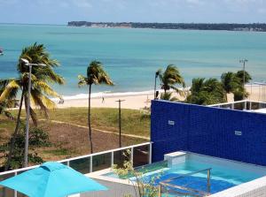 若昂佩索阿的住宿－Flat Tambaú Solar do Atlântico，阳台享有海滩美景。