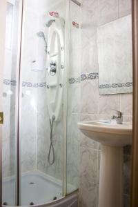 y baño con ducha y lavamanos. en Hostal Residencia Blest Gana, en Viña del Mar