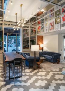 una hall con divani, tavolo e sedie di Hotel Saint Clair - Magnificent Mile a Chicago