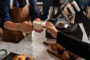 una persona tiene in mano una tazza di caffè di Hotel Saint Clair - Magnificent Mile a Chicago