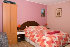 Postel nebo postele na pokoji v ubytování Hostal Residencia Blest Gana