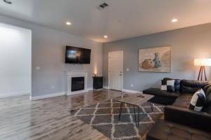 TV a/nebo společenská místnost v ubytování Stylish Modern Lake Balboa Retreat 3 Bedroom House