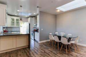 Kuchyň nebo kuchyňský kout v ubytování Stylish Modern Lake Balboa Retreat 3 Bedroom House + 28 fotografií