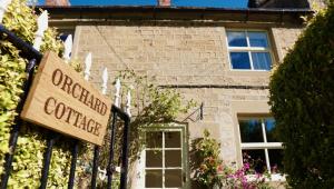 Una casa con un cartel que lee café urgente en Orchard Cottage, en Ripon