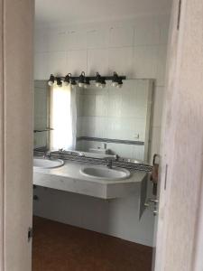 ein Badezimmer mit zwei Waschbecken und einem großen Spiegel in der Unterkunft Casa Veuràs Girona - Montilivi in Girona