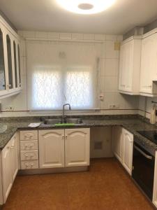 Kuchyňa alebo kuchynka v ubytovaní Casa Veuràs Girona - Montilivi