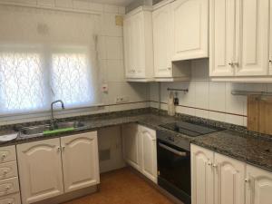 Kuchyňa alebo kuchynka v ubytovaní Casa Veuràs Girona - Montilivi