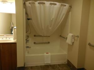 uma casa de banho com banheira e cortina de chuveiro em Aspen Suites Hotel Anchorage em Anchorage