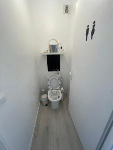łazienka z toaletą z półką na ścianie w obiekcie Appartement Charmant Cocon Plus w mieście Croix