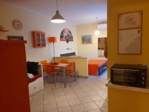 a room with a room with a bed and a table at Mini appartamento vicino Roma in Fiano Romano