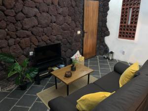 Posezení v ubytování La Cueva de Villa Gardel