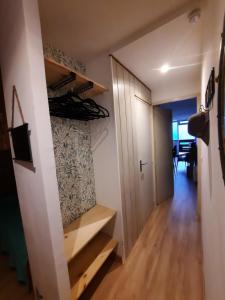 una camera con armadio e un corridoio con scale di SUPERBE APPARTEMENT REFAIT A NEUF avec garage a Orcières