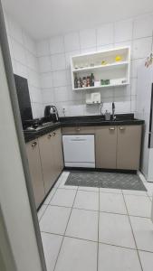 Una cocina o zona de cocina en Apartamento: Acomodação mobiliada e completa