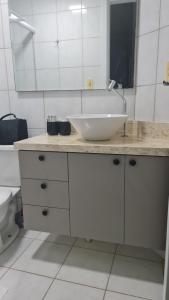 Un baño de Apartamento: Acomodação mobiliada e completa