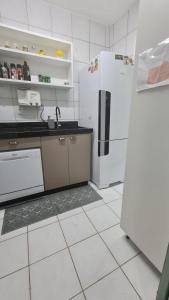 Una cocina o zona de cocina en Apartamento: Acomodação mobiliada e completa