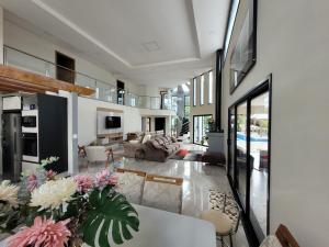 a living room with a couch and a table at casa de campo porta do sol wifi e pisc aquecida in Mairinque
