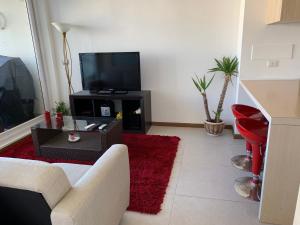 TV a/nebo společenská místnost v ubytování DEPARTAMENTO EN RESORT LAGUNA DEL MAR