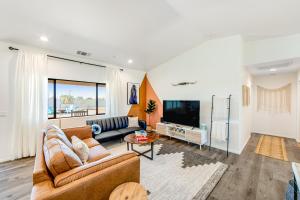 uma sala de estar com um sofá e uma televisão em Yucca Dream em Yucca Valley